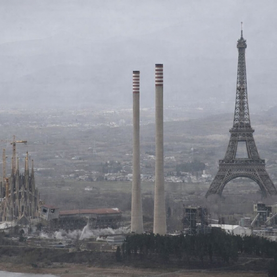 Las chimeneas de Compostilla se comparan con la Sagrada Familia y la Torre Eiffel. Imagen realizada con IA