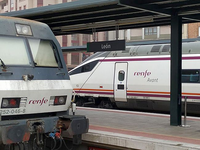 Tren de Renfe en la estación de León