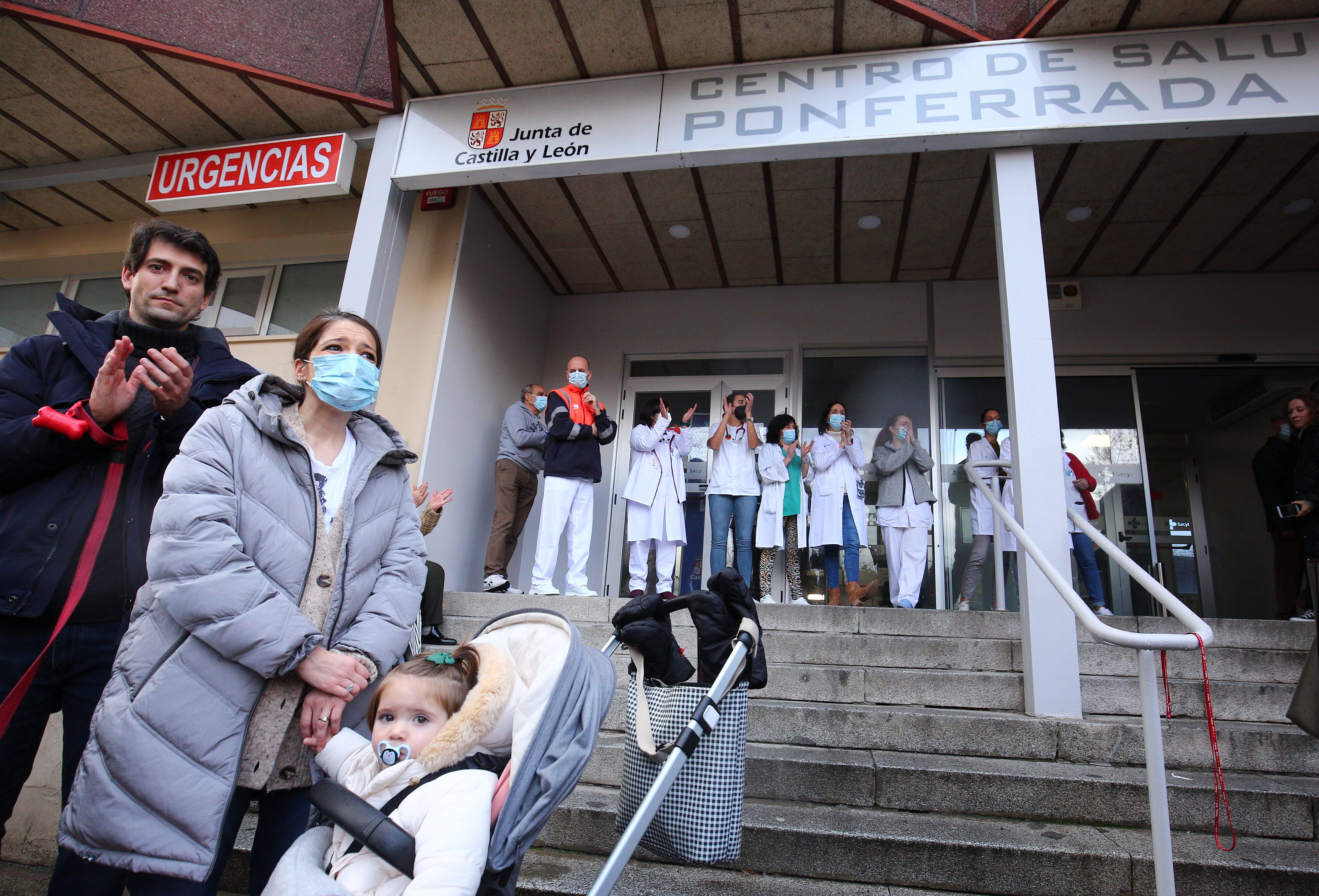 Concentración contra el cierre de la urgencias de pediatría en el centro de salud de Pico Tuerto de Ponferrada
