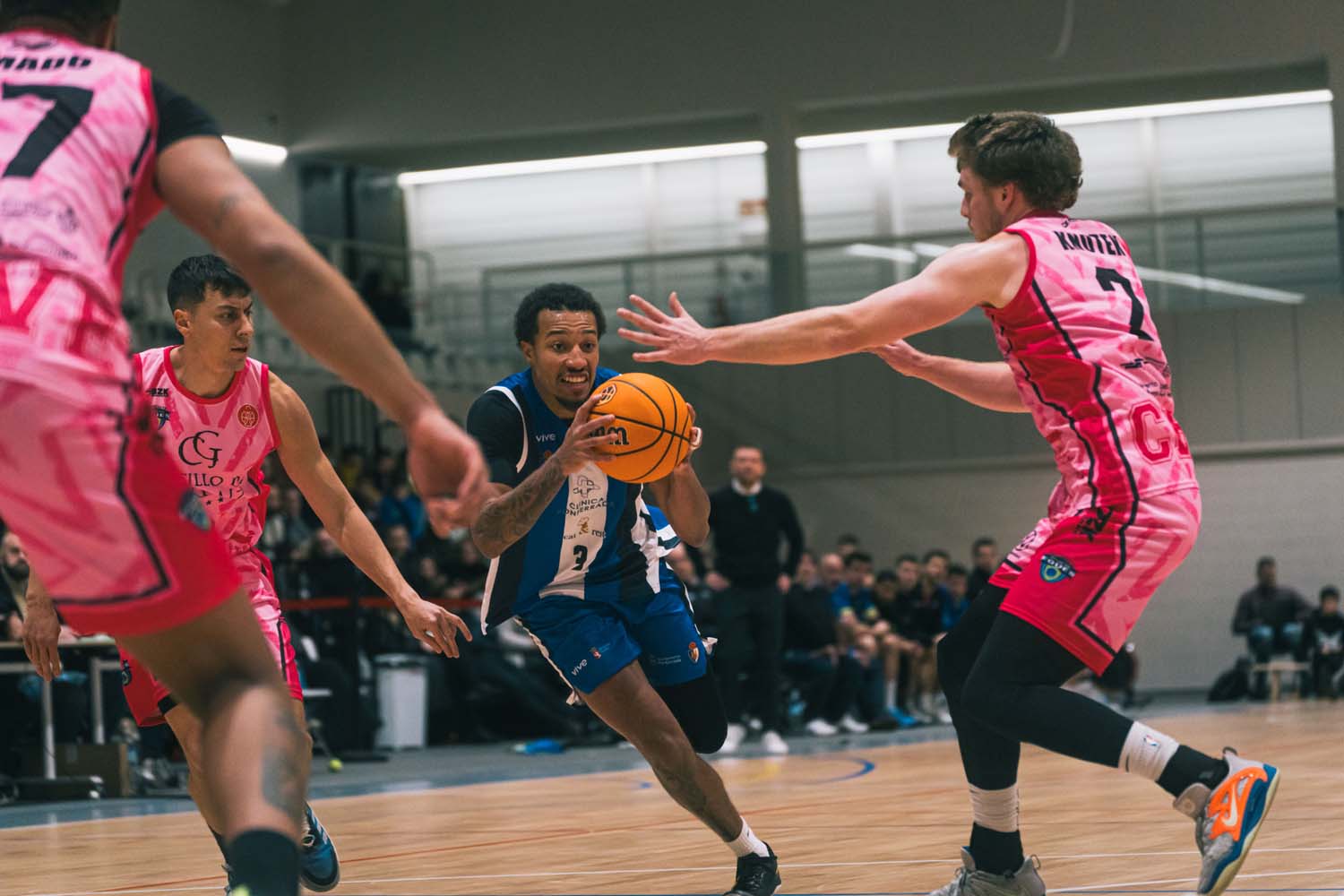 Partido entre el Baloncesto Clínica Ponferrada y el Valle de Egüés(8)