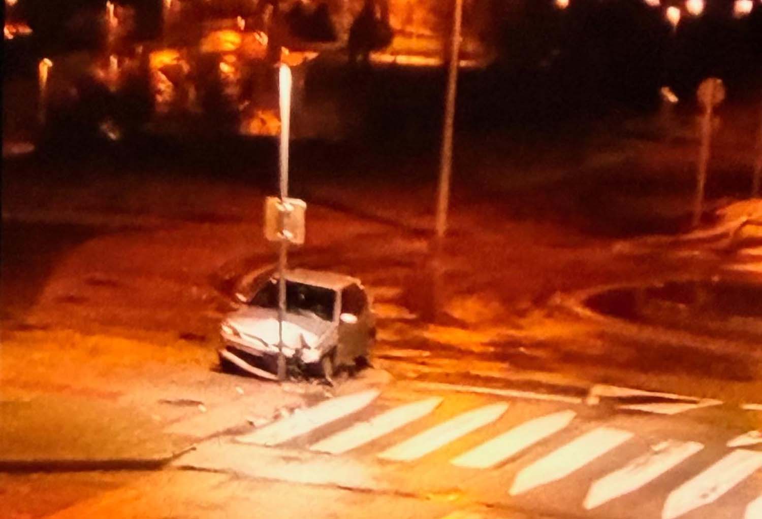 Coche estrellado en la rotonda de Daniela de Ponferrada Coche estrellado en la rotonda de Daniela de Ponferrada