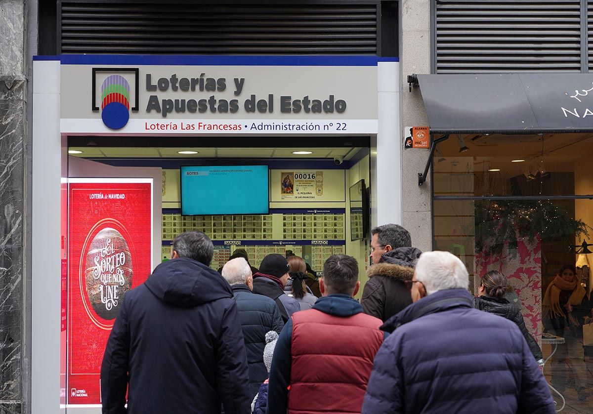 Cola en una administración de lotería en la capital vallisoletana