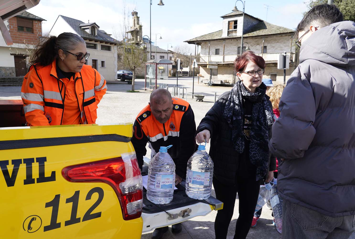 César Sánchez ICAL. Reparto de agua en la pedanía ponferradina de Toral de Merayo, debido a la rotura de la estación de captación de agua de Santa Lucía de Valdueza, por el temporal de lluvias