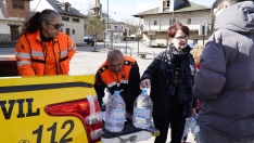 César Sánchez ICAL. Reparto de agua en la pedanía ponferradina de Toral de Merayo, debido a la rotura de la estación de captación de agua de Santa Lucía de Valdueza, por el temporal de lluvias