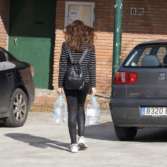 César Sánchez ICAL. Reparto de agua en la pedanía ponferradina de Toral de Merayo, debido a la rotura de la estación de captación de agua de Santa Lucía de Valdueza, por el temporal de lluvias