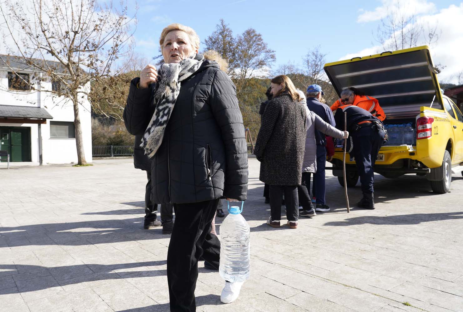 César Sánchez ICAL. Reparto de agua en la pedanía ponferradina de Toral de Merayo, debido a la rotura de la estación de captación de agua de Santa Lucía de Valdueza, por el temporal de lluvias 