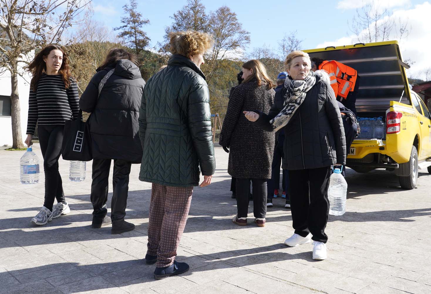 César Sánchez ICAL. Reparto de agua en la pedanía ponferradina de Toral de Merayo, debido a la rotura de la estación de captación de agua de Santa Lucía de Valdueza, por el temporal de lluvias