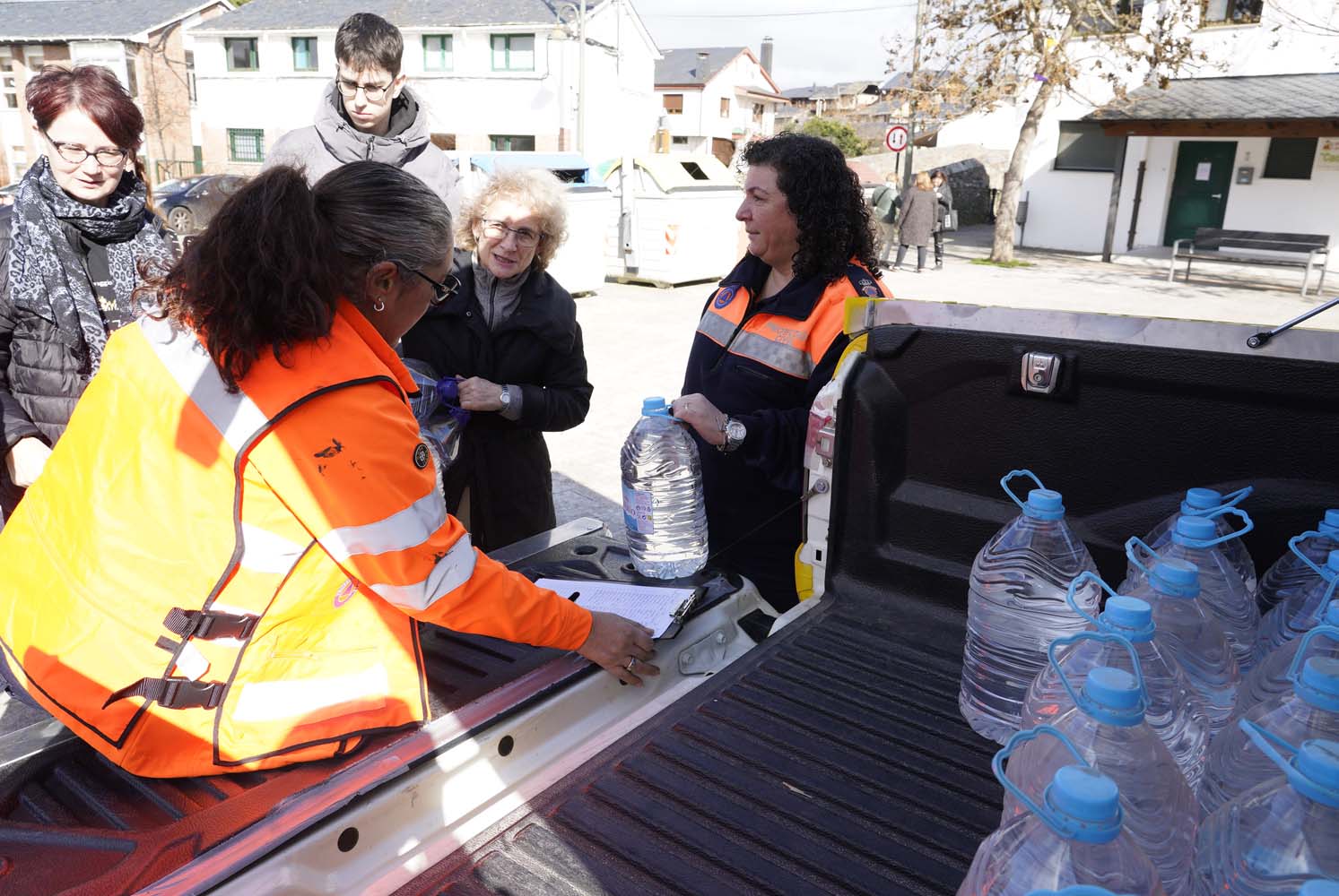 César Sánchez ICAL. Reparto de agua en la pedanía ponferradina de Toral de Merayo, debido a la rotura de la estación de captación de agua de Santa Lucía de Valdueza, por el temporal de lluvias