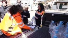 César Sánchez ICAL. Reparto de agua en la pedanía ponferradina de Toral de Merayo, debido a la rotura de la estación de captación de agua de Santa Lucía de Valdueza, por el temporal de lluvias