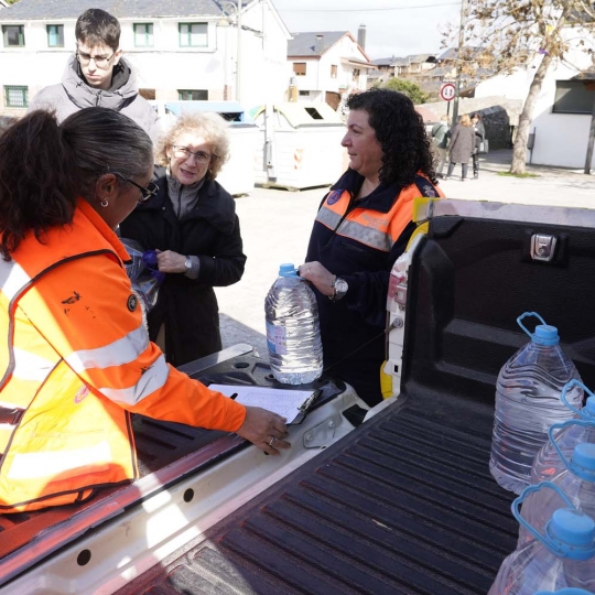 César Sánchez ICAL. Reparto de agua en la pedanía ponferradina de Toral de Merayo, debido a la rotura de la estación de captación de agua de Santa Lucía de Valdueza, por el temporal de lluvias César Sánchez ICAL. Reparto de agua en la pedanía ponferradina de Toral de Merayo, debido a la rotura de la estación de captación de agua de Santa Lucía de Valdueza, por el temporal de lluvias