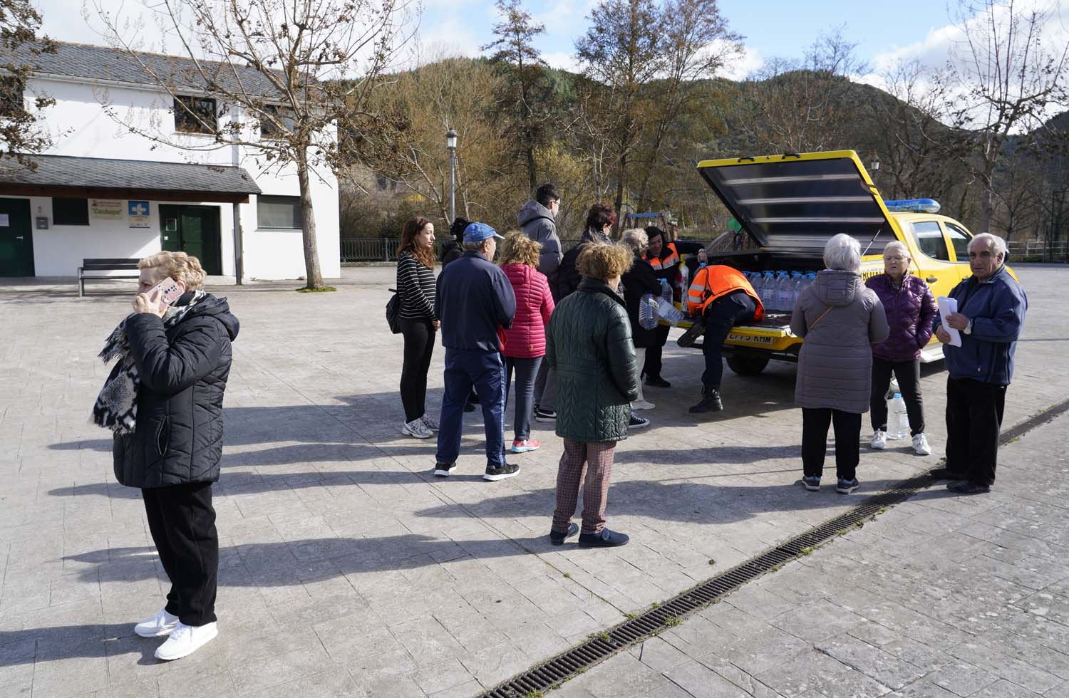 César Sánchez ICAL. Reparto de agua en la pedanía ponferradina de Toral de Merayo, debido a la rotura de la estación de captación de agua de Santa Lucía de Valdueza, por el temporal de lluvias
