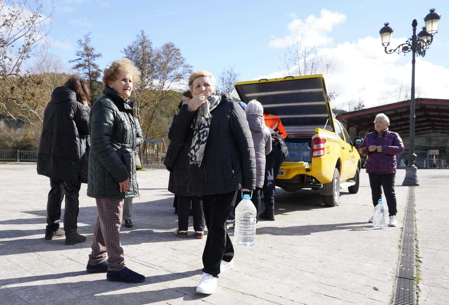 César Sánchez ICAL. Reparto de agua en la pedanía ponferradina de Toral de Merayo, debido a la rotura de la estación de captación de agua de Santa Lucía de Valdueza, por el temporal de lluvias 