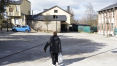 César Sánchez / ICAL. Reparto de agua en Toral de Merayo