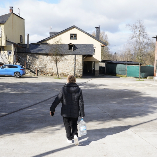 César Sánchez / ICAL. Reparto de agua en Toral de Merayo César Sánchez / ICAL. Reparto de agua en Toral de Merayo