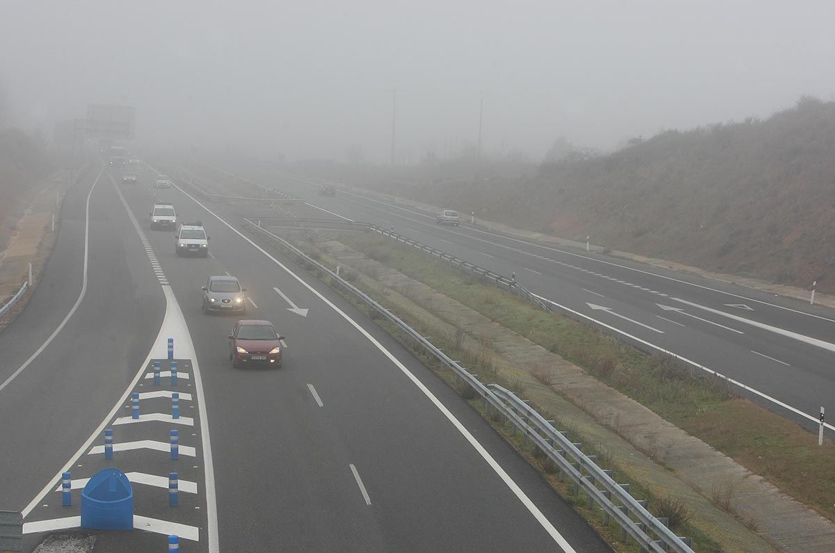 La niebla condiciona la circulación en un tramo de la A-6 y de la A-66 en la provincia de León  