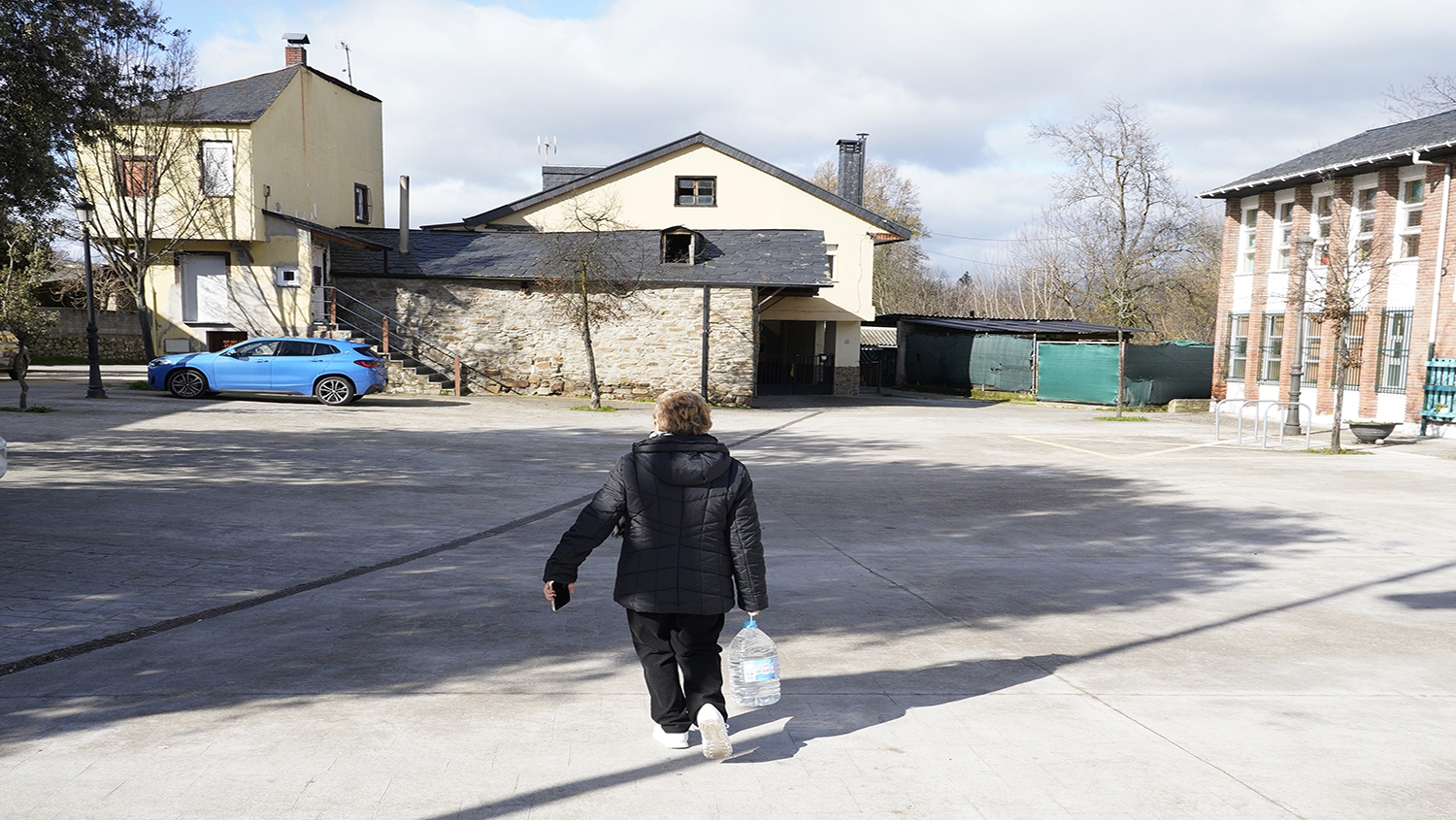 César Sánchez / ICAL. Reparto de agua en Toral de Merayo
