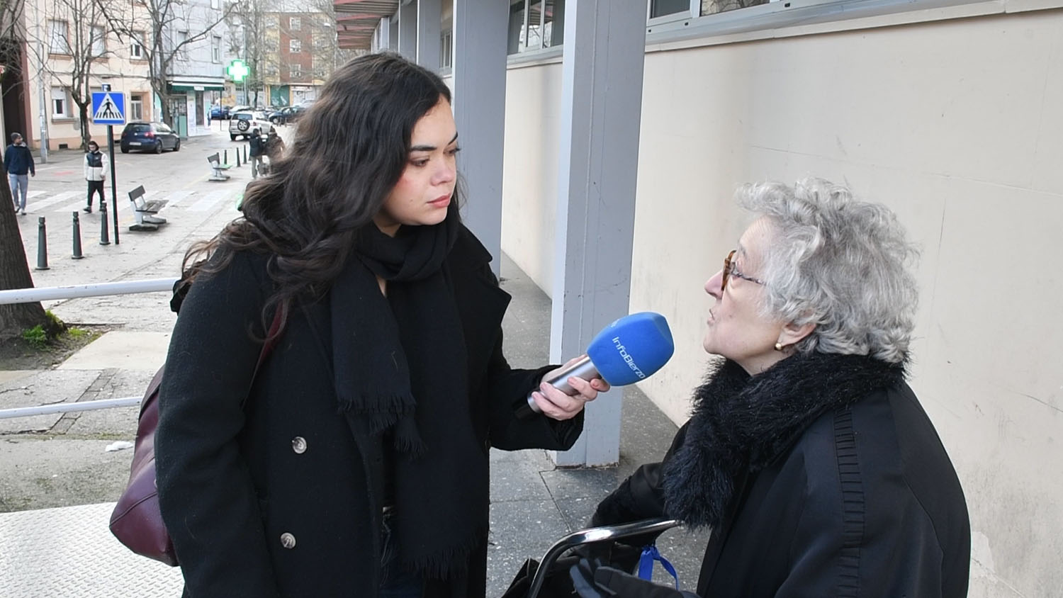 Vecina que acudía a una cita en el Centro de Salud de Picotuerto | Dani Merino (InfoBierzo)