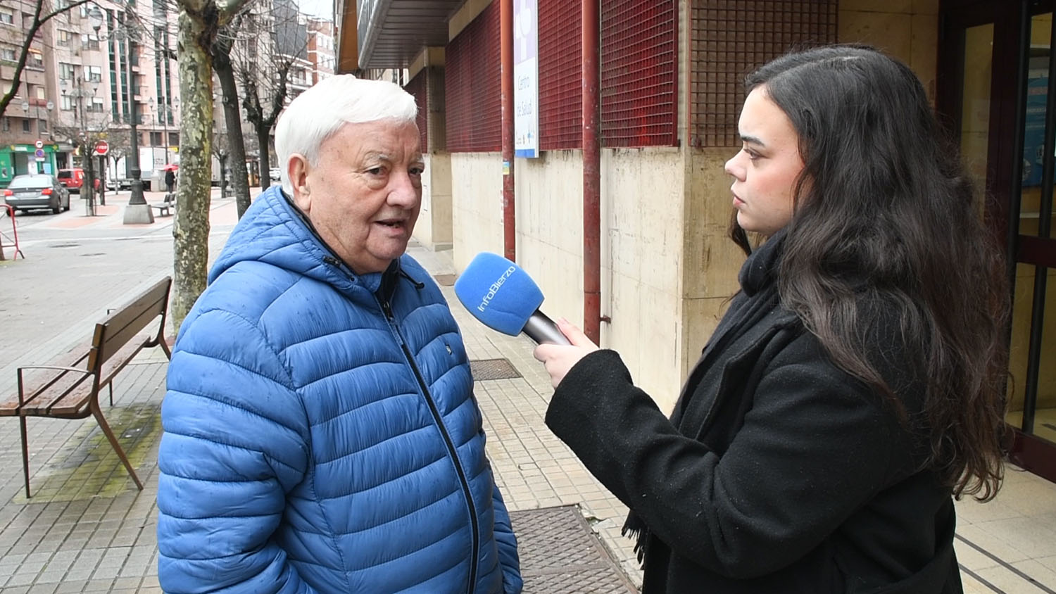 Vecino en las puertas del Centro de Salud de San Antonio | Dani Merino (InfoBierzo)