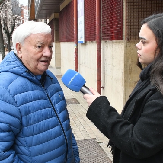 Vecino en las puertas del Centro de Salud de San Antonio | Dani Merino (InfoBierzo)