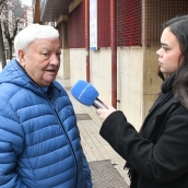 Vecino en las puertas del Centro de Salud de San Antonio | Dani Merino (InfoBierzo)