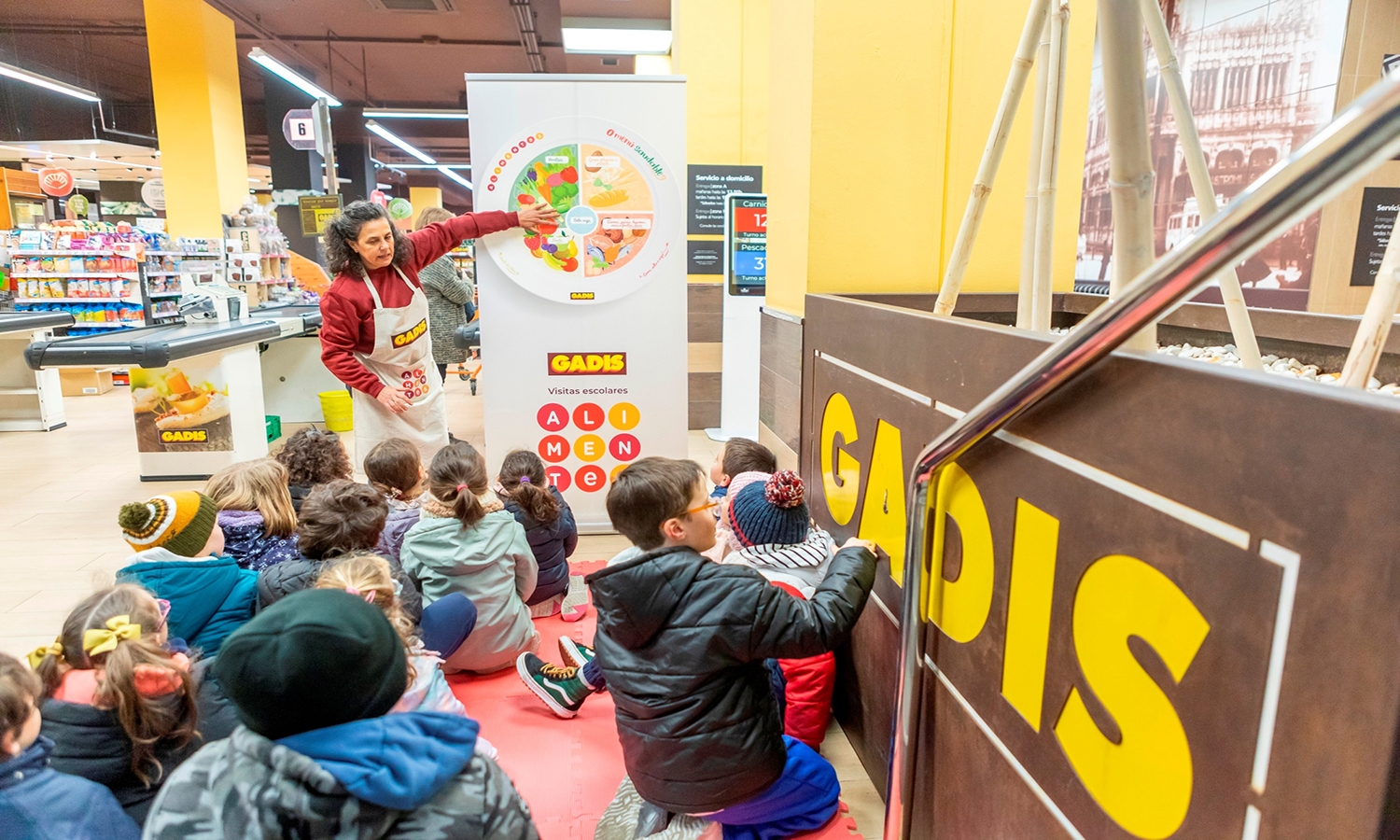 Niños y niñas en un supermercado Gadis durante el programa Alimentes 
