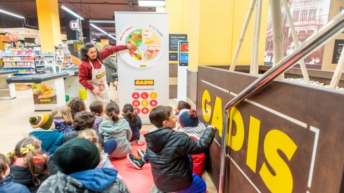 Niños y niñas en un supermercado Gadis durante el programa Alimentes Niños y niñas en un supermercado Gadis durante el programa Alimentes