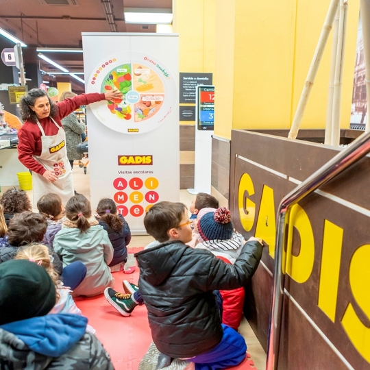 Niños y niñas en un supermercado Gadis durante el programa Alimentes 