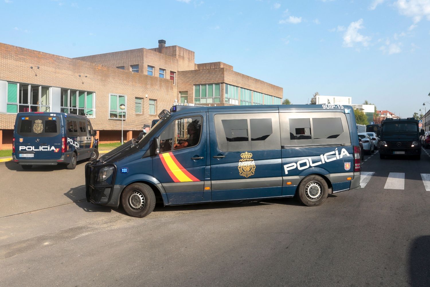 Vehículos de la Unidad de Intervención Policial (UIP) de la Policía Nacional durante una intervención en León | Campillo / ICAL