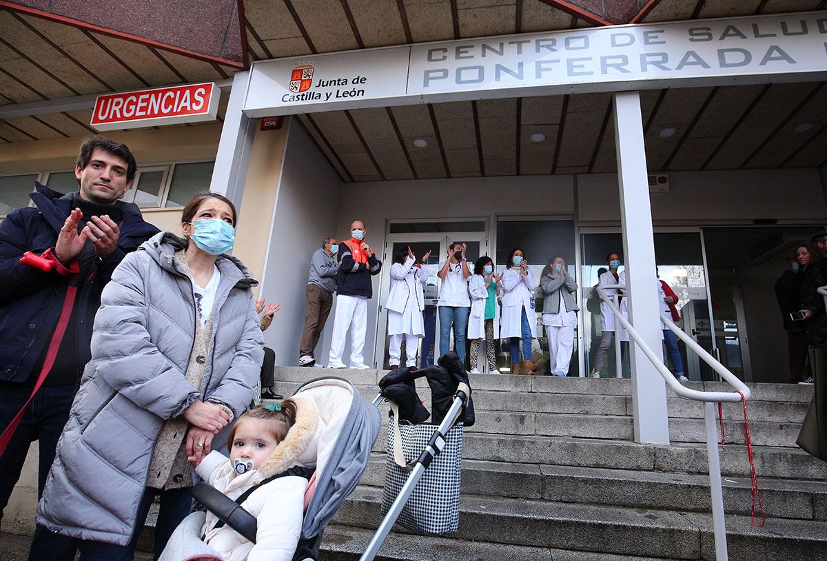 Concentraci�ontra el cierre de la urgencias de pediatr�en el centro de salud de Pico Tuerto de Ponferrada