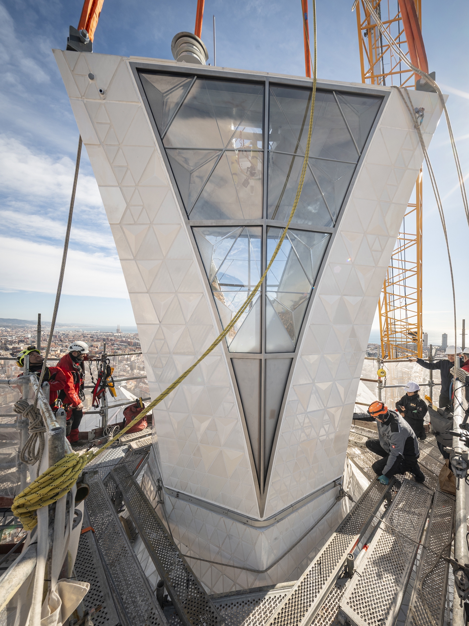 Instalación de la cruz de la Sagrada Familia hecha por Tvitec 4