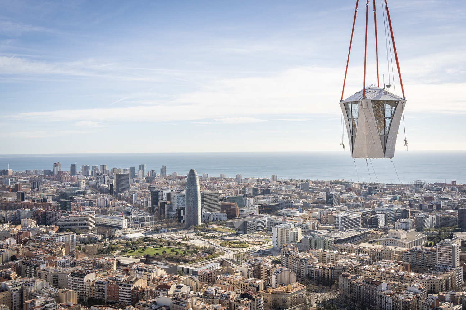 Instalación de la cruz de la Sagrada Familia hecha por Tvitec | Foto: Twitter de la Sagrada Familia 