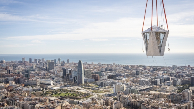 Instalación de la cruz de la Sagrada Familia hecha por Tvitec | Foto: Twitter de la Sagrada Familia 