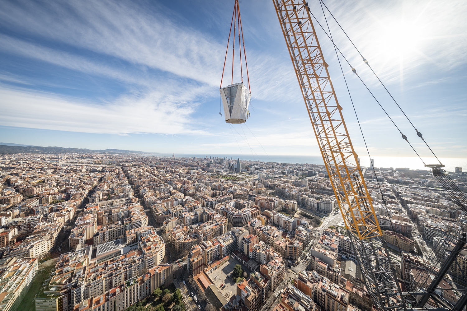 Instalación de la cruz de la Sagrada Familia hecha por Tvitec 5
