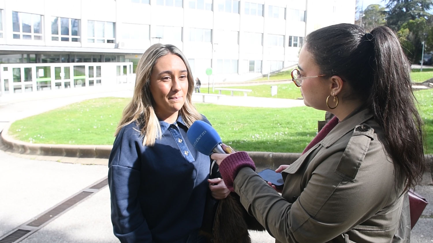 Universitaria en las puertas del Campus de Ponferrada
