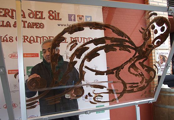 El presidente de la Academia Leonesa de Gastronomía, Ramón Vila, pintando un pulpo gigante