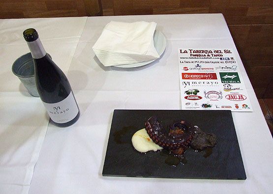 Tapa de pulpo y setas preparada por el cocinero del restaurante Serrano de Astorga