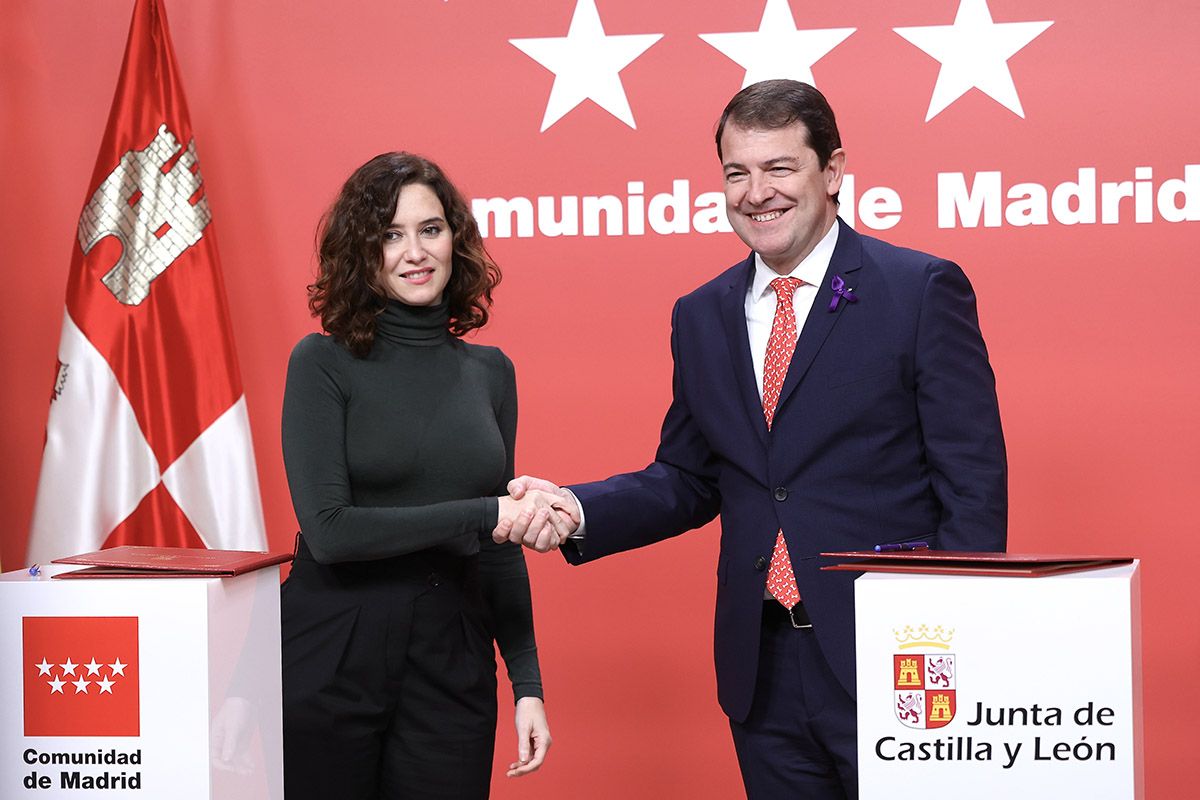 El presidente de la Junta y la presidenta de la Comunidad de Madrid firman un protocolo de actuación en materia de políticas públicas