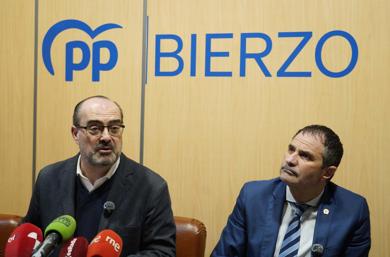 César Sánchez ICAL. El coordinador en Ponferrada de Partido Popular en León, Marco Morala (I), junto al candidato a las Cortes, Neftalí Fernández (D), durante su comparecencia para valorar la presencia el domingo del pr César Sánchez ICAL. El coordinador en Ponferrada de Partido Popular en León, Marco Morala (I), junto al candidato a las Cortes, Neftalí Fernández (D), durante su comparecencia para valorar la presencia el domingo del pr