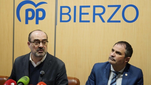 César Sánchez ICAL. El coordinador en Ponferrada de Partido Popular en León, Marco Morala (I), junto al candidato a las Cortes, Neftalí Fernández (D), durante su comparecencia para valorar la presencia el domingo del pr