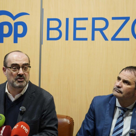 César Sánchez ICAL. El coordinador en Ponferrada de Partido Popular en León, Marco Morala (I), junto al candidato a las Cortes, Neftalí Fernández (D), durante su comparecencia para valorar la presencia el domingo del pr César Sánchez ICAL. El coordinador en Ponferrada de Partido Popular en León, Marco Morala (I), junto al candidato a las Cortes, Neftalí Fernández (D), durante su comparecencia para valorar la presencia el domingo del pr