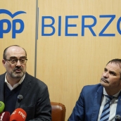 César Sánchez ICAL. El coordinador en Ponferrada de Partido Popular en León, Marco Morala (I), junto al candidato a las Cortes, Neftalí Fernández (D), durante su comparecencia para valorar la presencia el domingo del pr