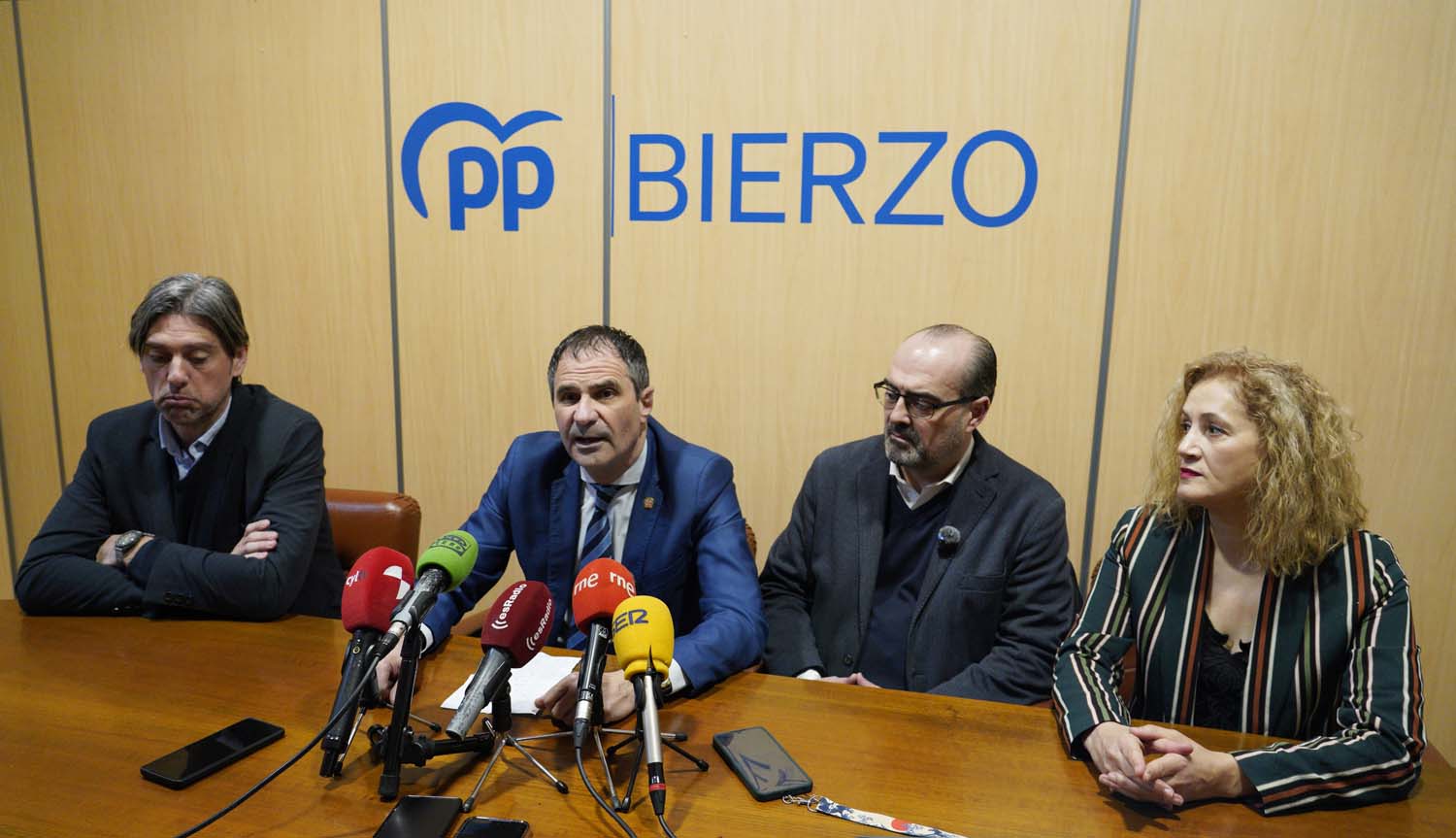 César Sánchez ICAL. El coordinador en Ponferrada de Partido Popular en León, Marco Morala (2I), junto al candidato a las Cortes, Neftalí Fernández (2D), la diputada nacional, Silvia Franco, y el senador por León, Jorge G (1) César Sánchez ICAL. El coordinador en Ponferrada de Partido Popular en León, Marco Morala (2I), junto al candidato a las Cortes, Neftalí Fernández (2D), la diputada nacional, Silvia Franco, y el senador por León, Jorge G (1)