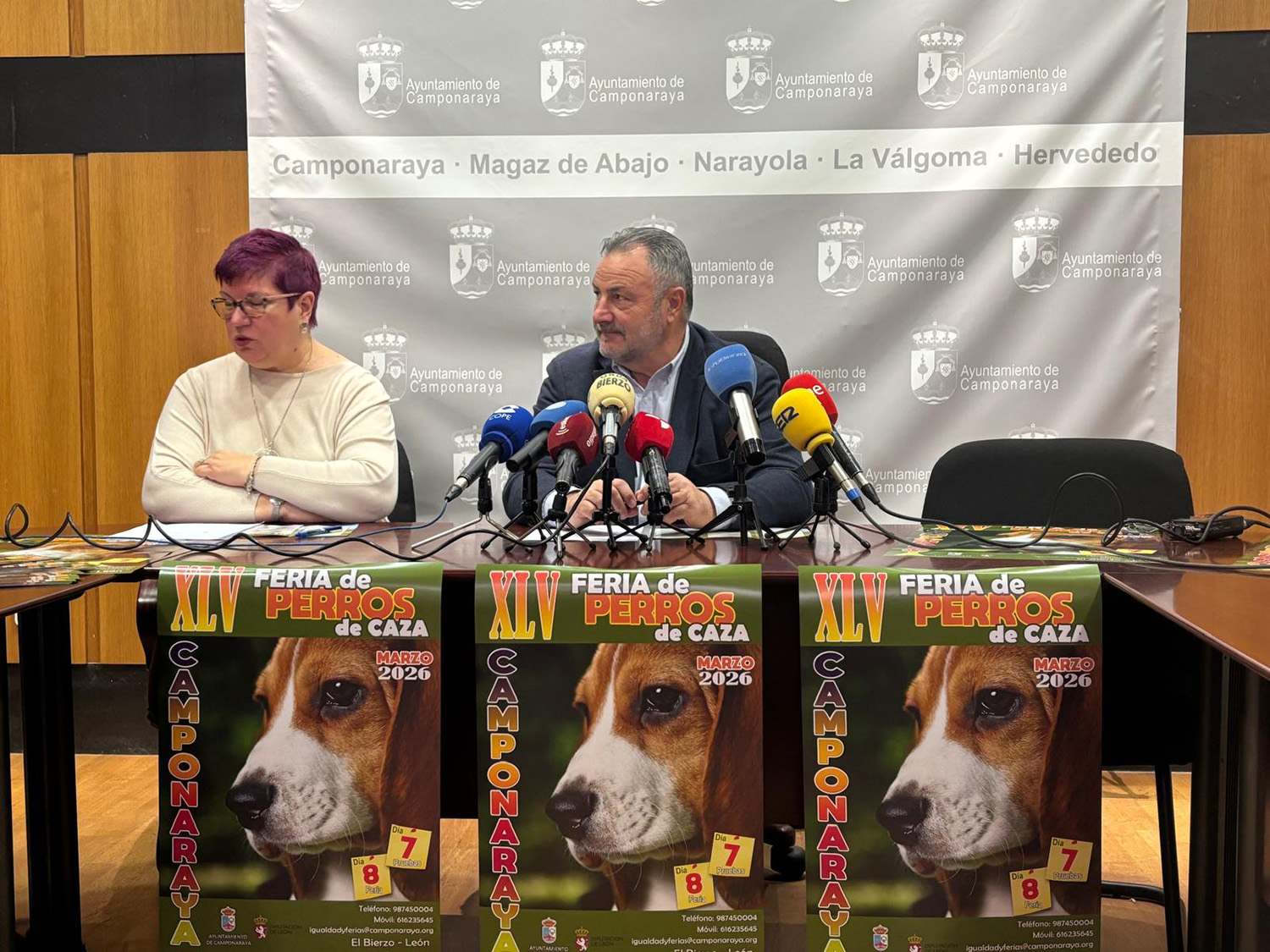 La concejala de Ferias de Camponaraya, Amparo Valtuille, y el alcalde de Camponaraya, Eduardo Morán, presentan la Feria de Perros de Caza de Camponaraya 