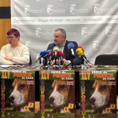 La concejala de Ferias de Camponaraya, Amparo Valtuille, y el alcalde de Camponaraya, Eduardo Morán, presentan la Feria de Perros de Caza de Camponaraya 