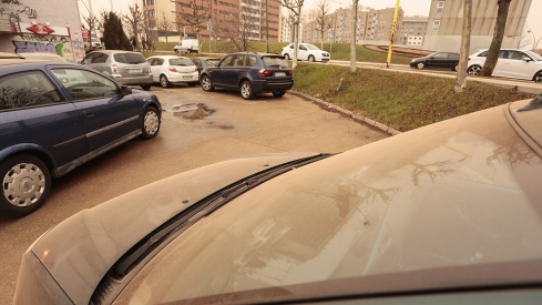 Calima en la capital leonesa. En la imagen, manto de polvo africano sobre los vehículos | Foto: Campillo / ICAL Calima en la capital leonesa. En la imagen, manto de polvo africano sobre los vehículos | Foto: Campillo / ICAL