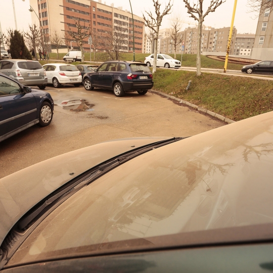 Calima en la capital leonesa. En la imagen, manto de polvo africano sobre los vehículos | Foto: Campillo / ICAL Calima en la capital leonesa. En la imagen, manto de polvo africano sobre los vehículos | Foto: Campillo / ICAL