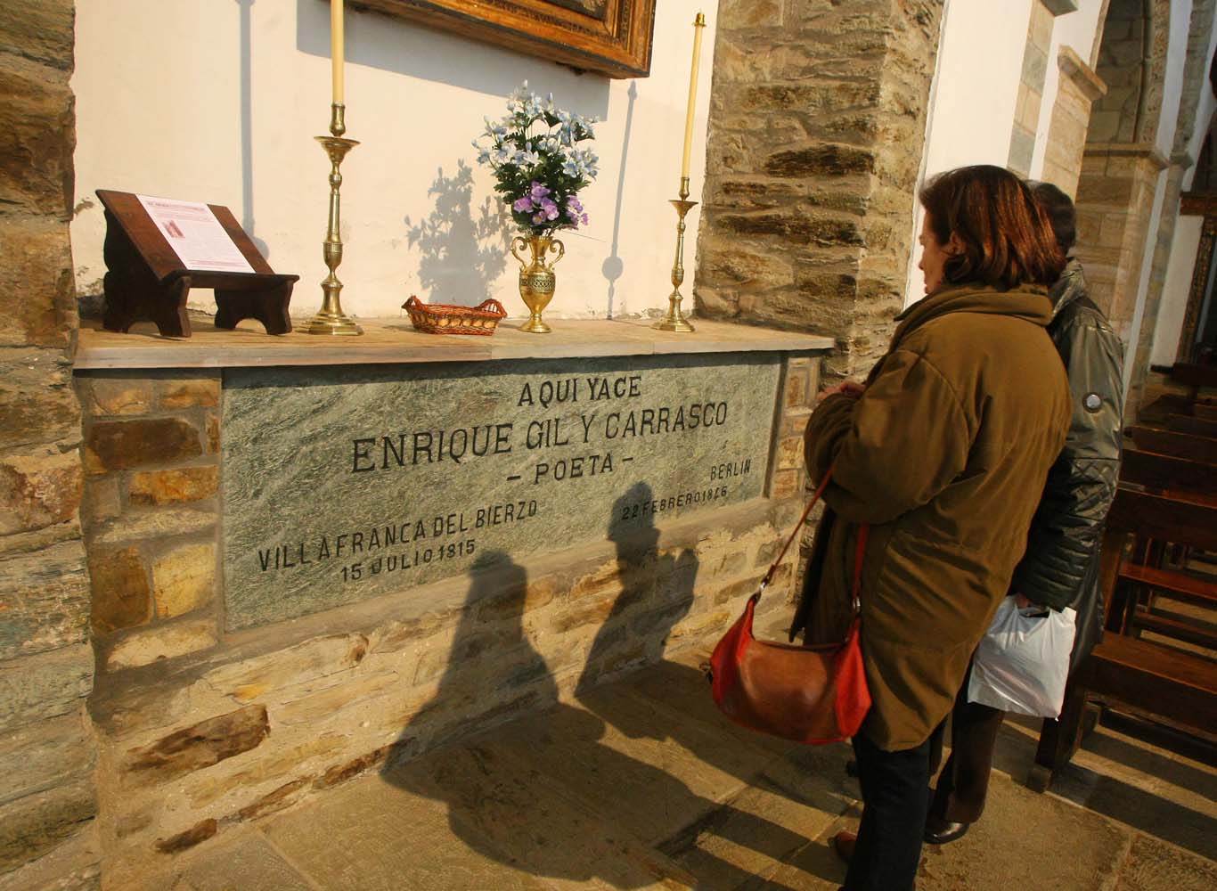 César Sánchez ICAL . Tumba del escritor y poeta berciano Enrique Gil y Carrasco, en la iglesia de San Francisco de Villafranca del Bierzo