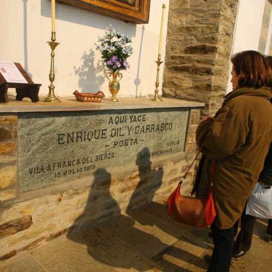 César Sánchez ICAL . Tumba del escritor y poeta berciano Enrique Gil y Carrasco, en la iglesia de San Francisco de Villafranca del Bierzo