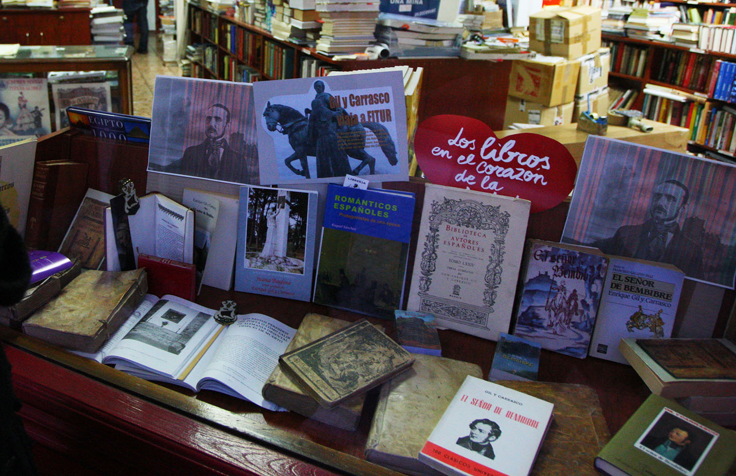 César Sánchez ICAL . Expositor sobre el escritor berciano Enrique Gil y Carrasco en la librería Cajón Desastre de Ponferrada