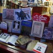 César Sánchez ICAL . Expositor sobre el escritor berciano Enrique Gil y Carrasco en la librería Cajón Desastre de Ponferrada